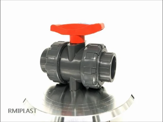 Válvula de bola de soldadura de zócalo de PVC UPVC CPVC de plástico Válvula de bola de unión de PVDF de válvulas de agua con zócalo de extremo de brida por JIS 10K ANSI Cl150 DIN Pn10 para riego